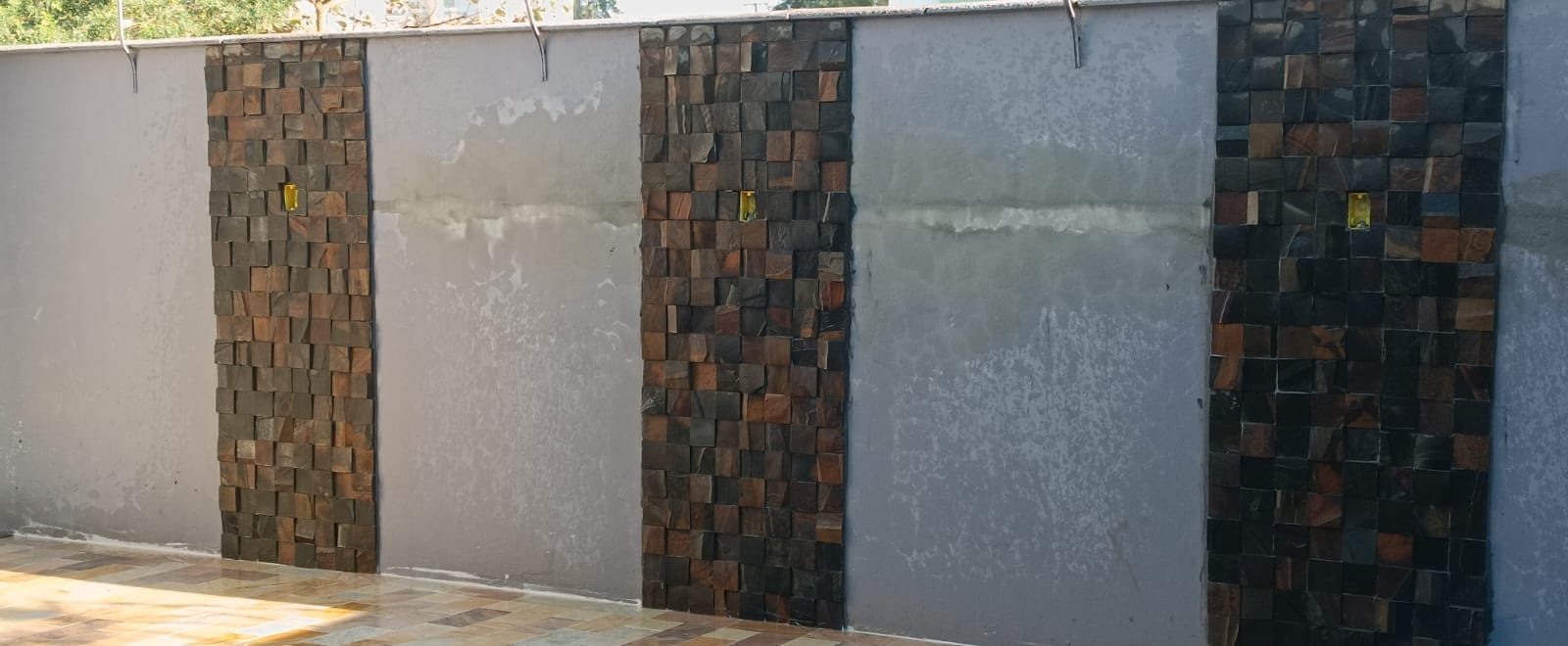 Detalhe das faixas de filetes de pedra no muro